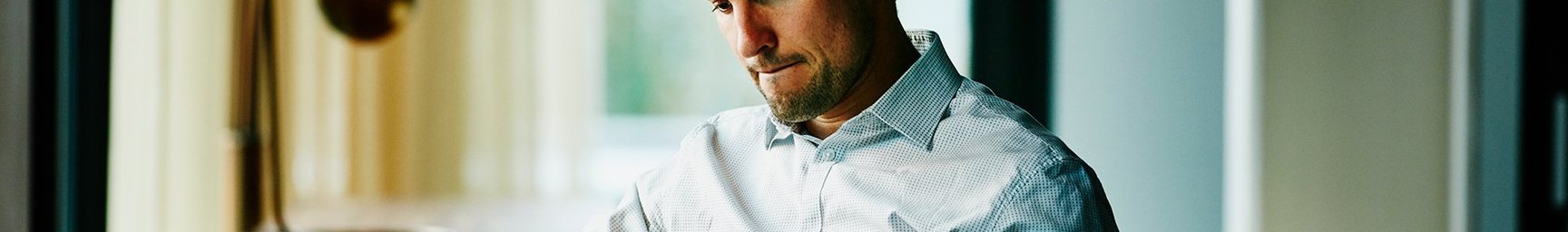 Man_Laptop_Apartment