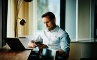 Man_Laptop_Apartment