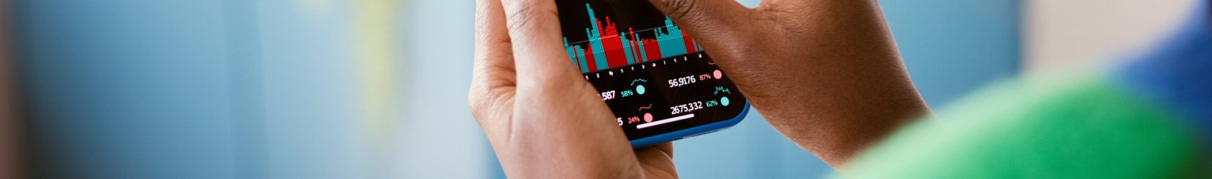 Stocks_Phone_Screen_Hands