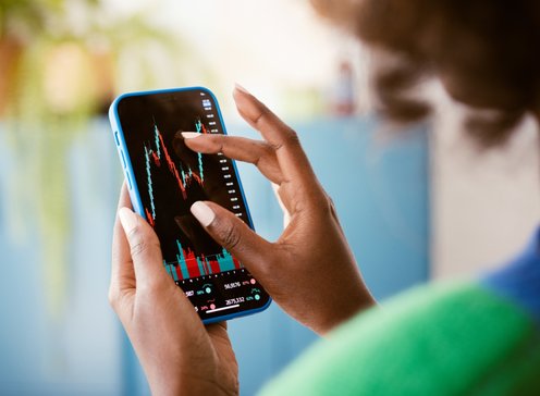 Stocks_Phone_Screen_Hands